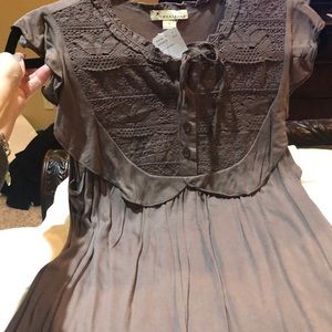 Adorable taupe cap sleeve top!!